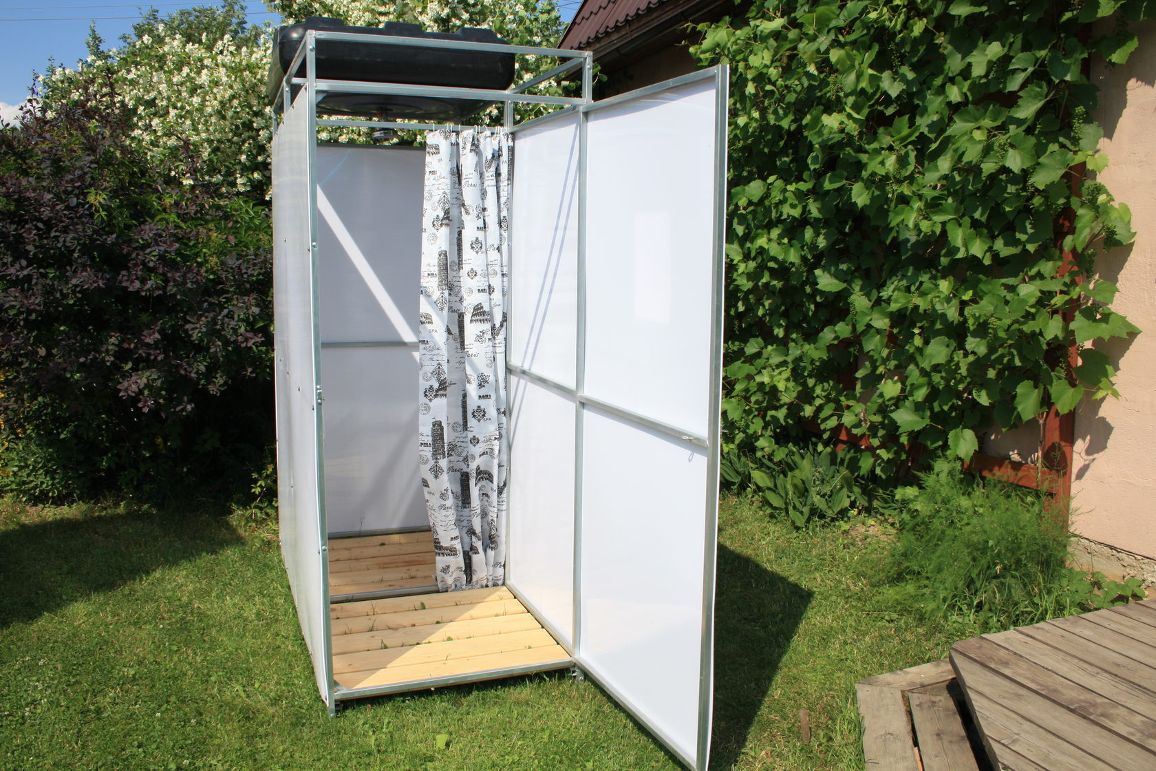 Душ для дачи из поликарбоната с раздевалкой