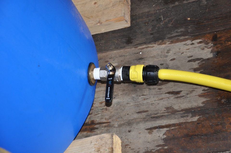 бочка для капельного полива с краном и подставкой